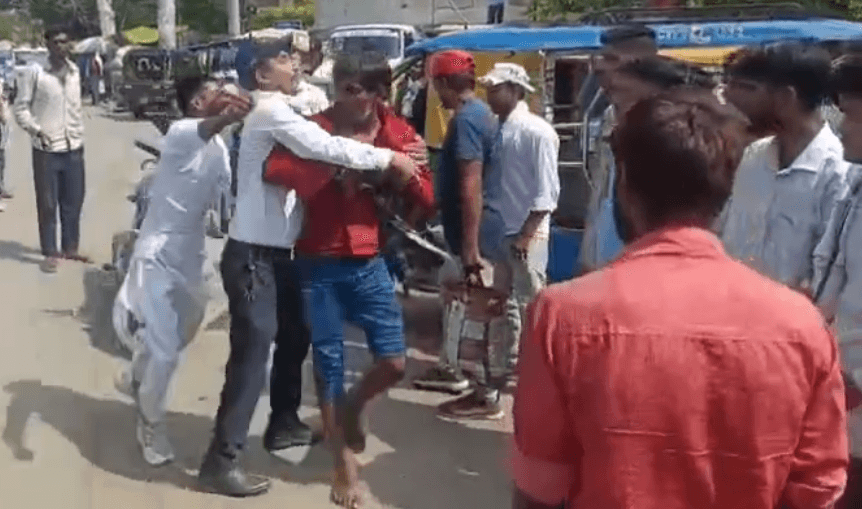 रीवा में नशे में धुत ऑटो चालक की गुंडागर्दी, बाइक सवारों को टक्कर मारने के बाद बीच सड़क हुई पिटाई