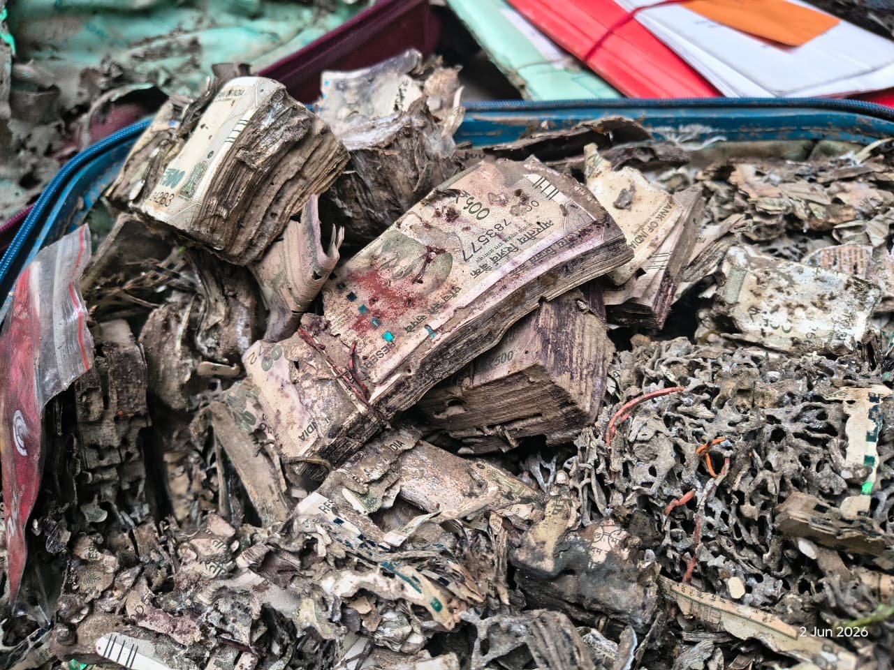 “टीएमसी के ‘छात्र नेताओं’ की अलमारी में करोड़ों का काला धन: दीमक खा रहे नोट, और टीएमसी नेतृत्व खामोश!”