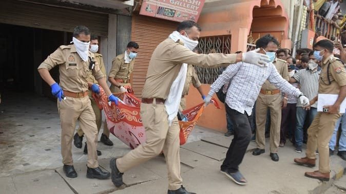 प्रयागराज में सनसनी: हिवेट रोड स्थित मकान से एक ही परिवार के 3 सदस्यों समेत 4 शव बरामद, मचा हड़कंप
