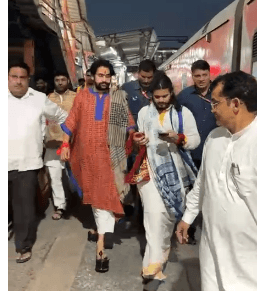 ट्रेन से झांसी पहुंचे बागेश्वर सरकार, सार्वजनिक परिवहन अपनाने का दिया संदेश