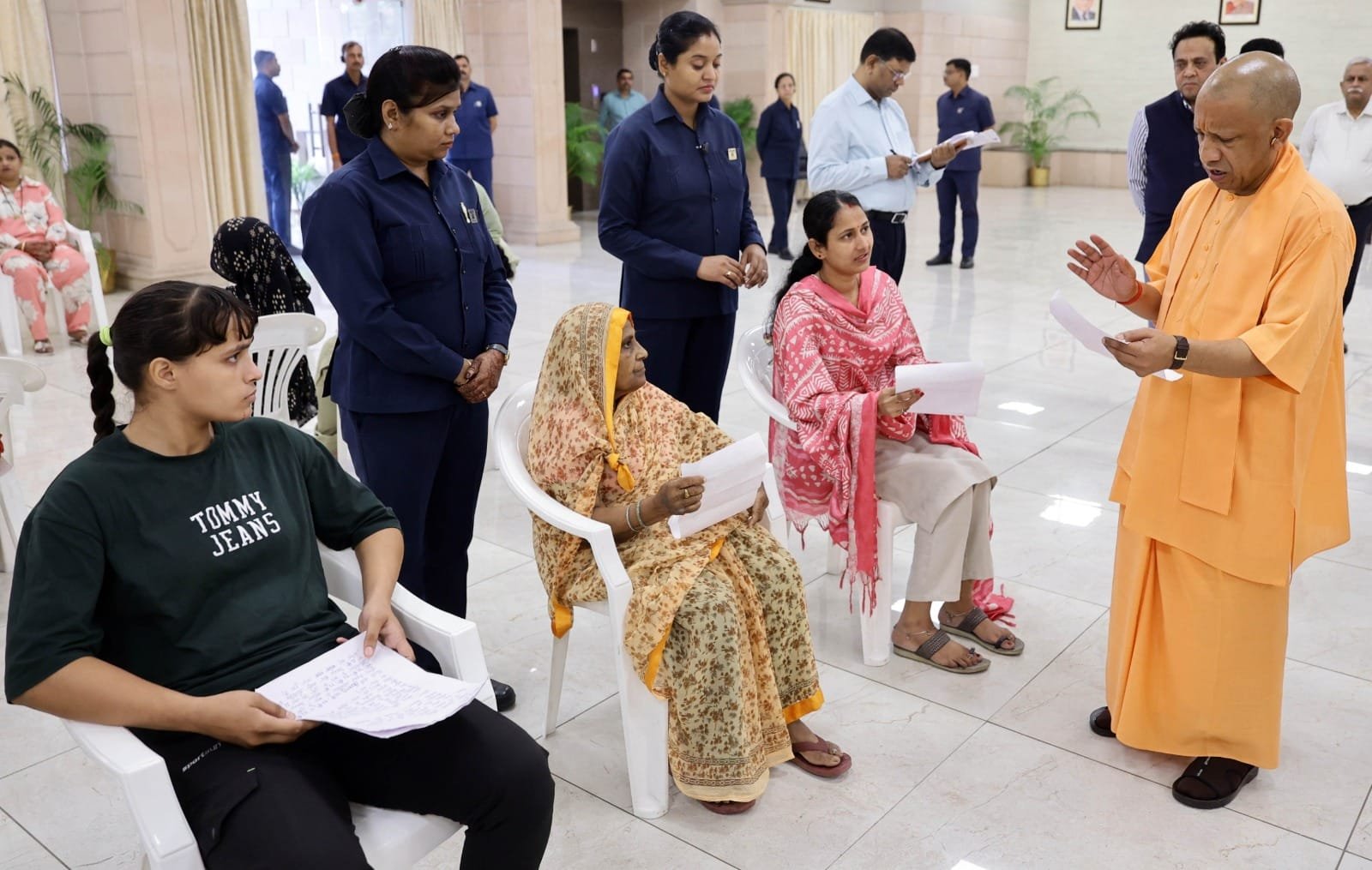 लखनऊ में सीएम योगी का ‘जनता दर्शन’: मुख्यमंत्री ने सुनीं प्रदेश भर की समस्याएं, कहा- जन शिकायतों में देरी पर तय होगी अधिकारियों की जवाबदेही