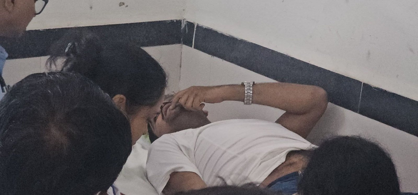 छतरपुर SP ऑफिस के बाहर सनसनीखेज वारदात: आवेदन देने आए युवक ने हाथ की नस काटी, गंभीर हालत में जिला अस्पताल रेफर