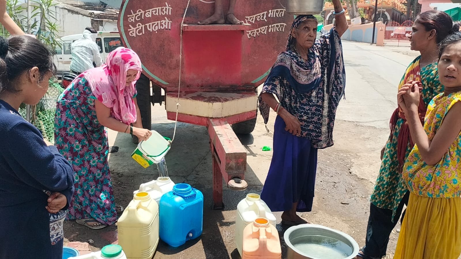 बड़वानी: भीषण गर्मी में पानी के लिए त्राहि-त्राहि: वार्ड 8 की साईनाथ कॉलोनी में हफ़्ते भर से पेयजल सप्लाई ठप, जलकर बढ़ाने वाली नगर पालिका के खिलाफ कांग्रेस ने दी आंदोलन की चेतावनी
