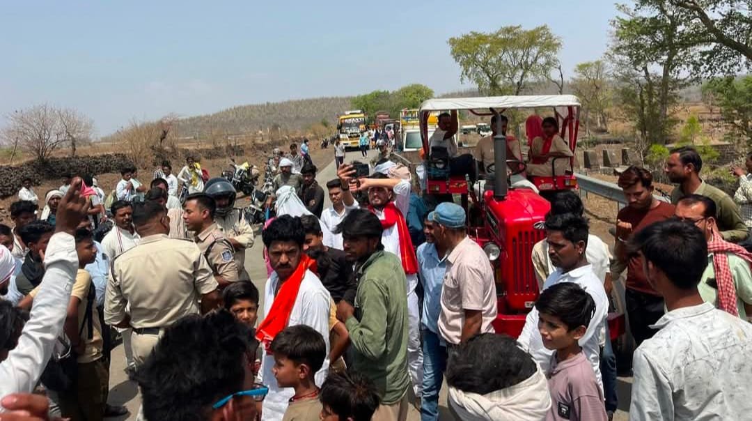 सागर: जल संकट पर फूटा ग्रामीणों का गुस्सा, पठाखुर्द में चक्का जाम; 2022 से अधूरा पड़ा जलाशय निर्माण