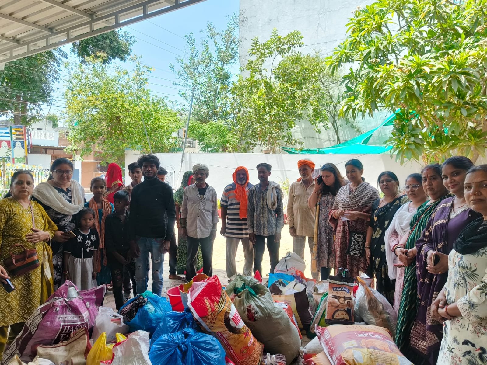 नाहरमाल अग्निकांड पीड़ितों के लिए बढ़े मदद के हाथ: समाजसेवियों ने पहुंचाई राहत सामग्री, पंधाना विधायक छाया मोरे ने दिया हर संभव सहायता का भरोसा