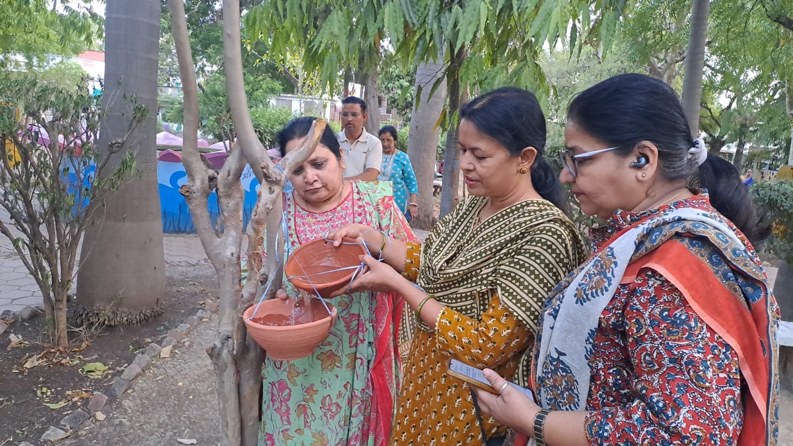 खंडवा: बेजुबान पक्षियों की सेवा के लिए सकोरा वितरण कार्यक्रम आयोजित, लोगों से की गई सहयोग की अपील