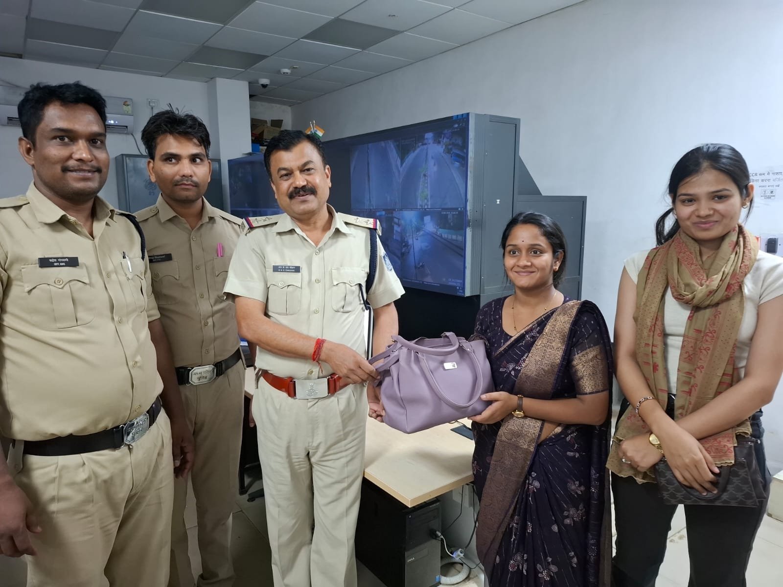 सागर पुलिस का सराहनीय कार्य: ऑटो में छूटा लाखों के जेवरात से भरा महिला का बैग 3 घंटे में बरामद, आधी रात को खुद सामान लौटाने पहुंचा चालक