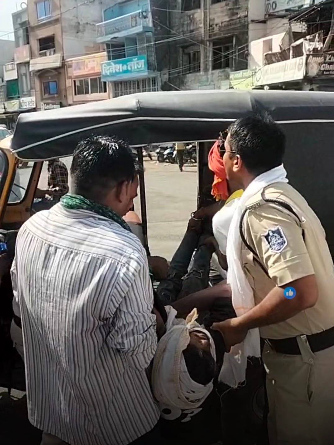 बीना में दिनदहाड़े ऑटो चालक पर हमला, पुलिस सहायता केंद्र के सामने 6 बदमाशों ने बरसाए डंडे