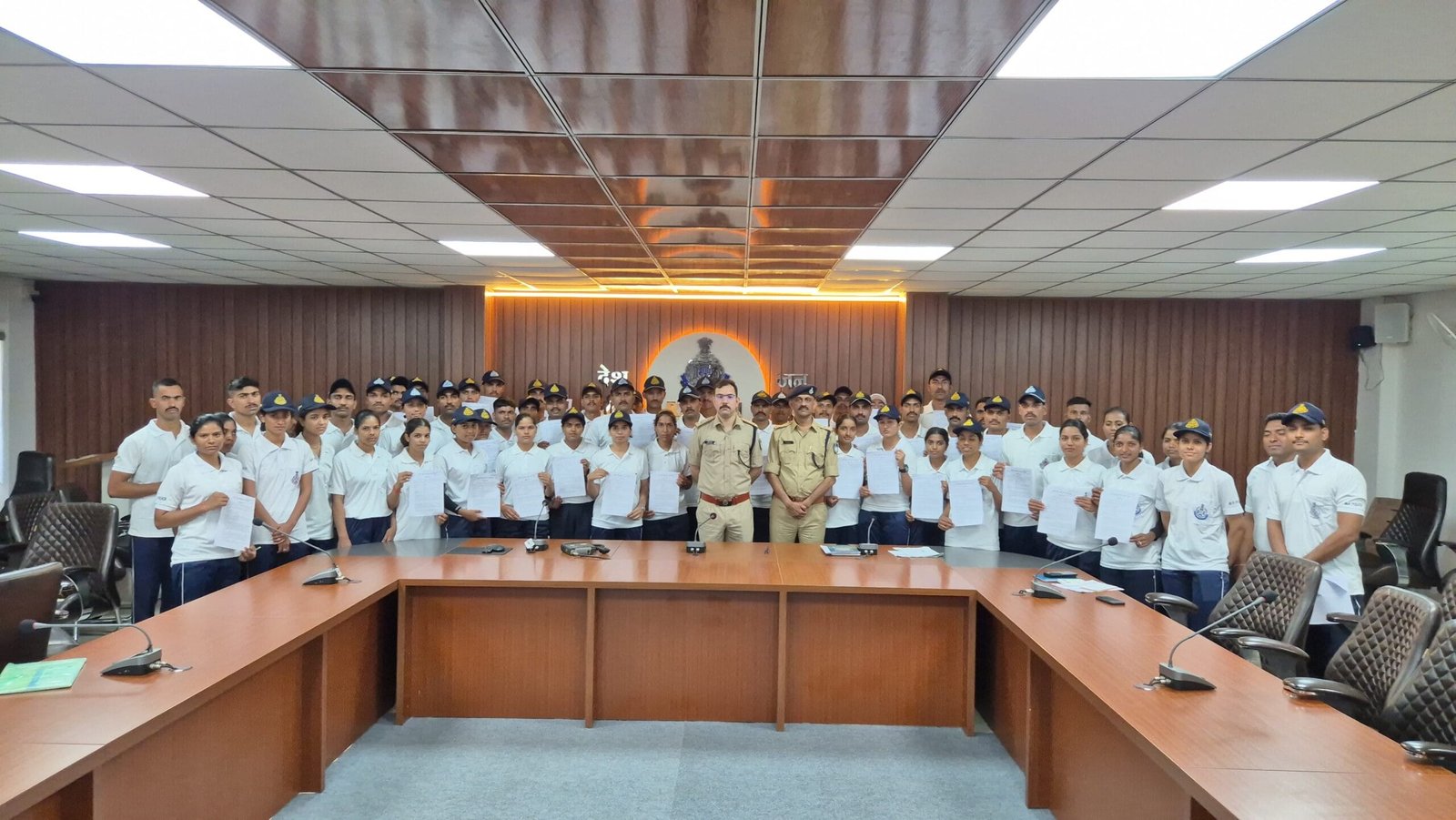 रतलाम जिले को मिले 100 नव चयनित आरक्षक: एसपी अमित कुमार ने नियुक्ति पत्र सौंपकर पुलिस परिवार में किया स्वागत; देशभक्ति और जनसेवा का दिया मूल मंत्र