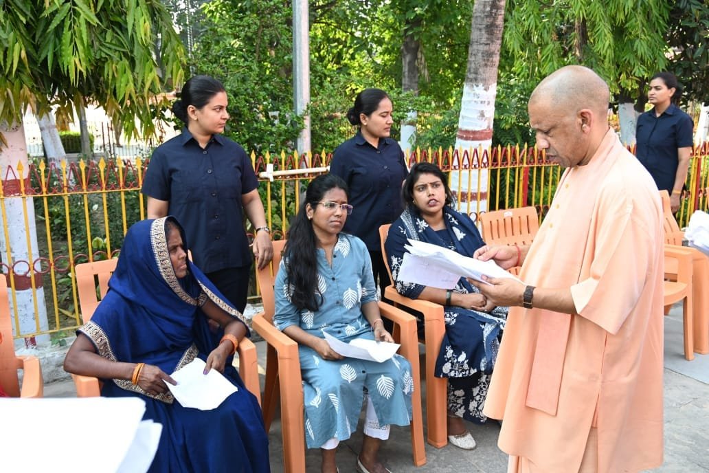 गोरखपुर जनता दर्शन में 200 लोगों से मिले सीएम योगी; बोले- धन के अभाव में नहीं रुकेगा किसी का इलाज, हर पात्र को दिलाएं योजनाओं का लाभ