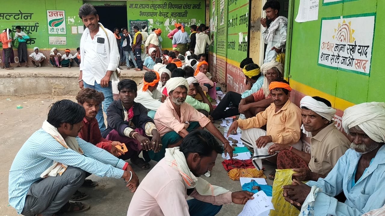 बड़वानी में खाद के लिए हाहाकार: 70 किमी दूर से भूखे-प्यासे पहुंच रहे किसान, सर्वर डाउन और टोकन सिस्टम ने बढ़ाई मुसीबत