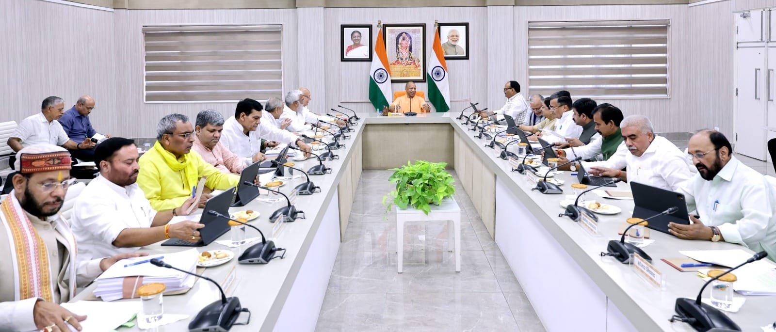 योगी सरकार का बड़ा फैसला: उत्तर प्रदेश के 18 शहरों में दौड़ेंगी 1725 इलेक्ट्रिक बसें, प्रदूषण कम करने की दिशा में बड़ा कदम