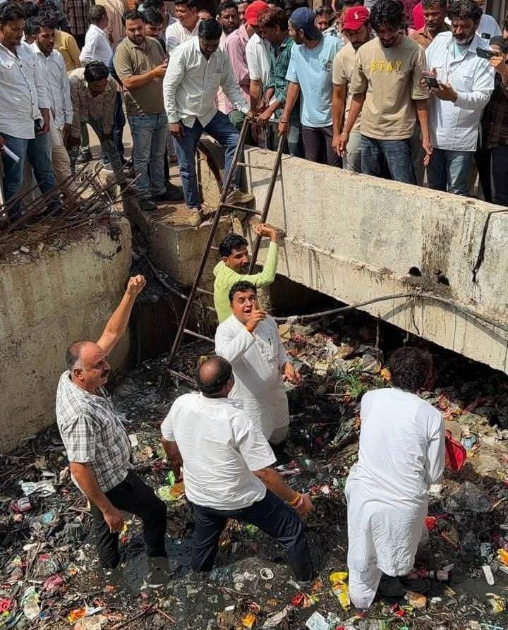 नाले में उतरे पूर्व विधायक, खुद निकाला कचरा; नगर परिषद कार्यालय के बाहर फेंककर किया प्रदर्शन, CMO को चूड़ियां पहनाने की चेतावनी