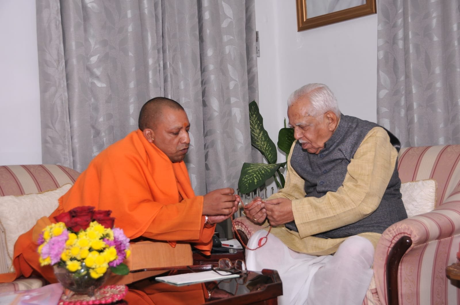 पूर्व राज्यपाल राम नाईक ने सीएम योगी को दी जन्मदिन की अग्रिम शुभकामनाएं, दीर्घायु होने की कामना की
