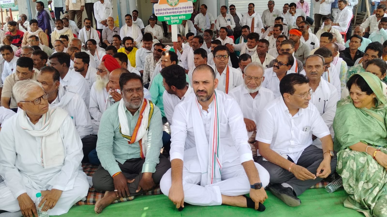 बुहरानपुर: केला फसल के नुकसान पर कांग्रेस का प्रदर्शन, 10 दिन में राहत नहीं मिली तो कलेक्ट्रेट घेरने की चेतावनी