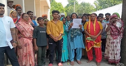 1932 से बसे 32 परिवारों पर बेदखली का खतरा, मुजफ्फरनगर में ग्रामीणों ने डीएम से लगाई न्याय की गुहार
