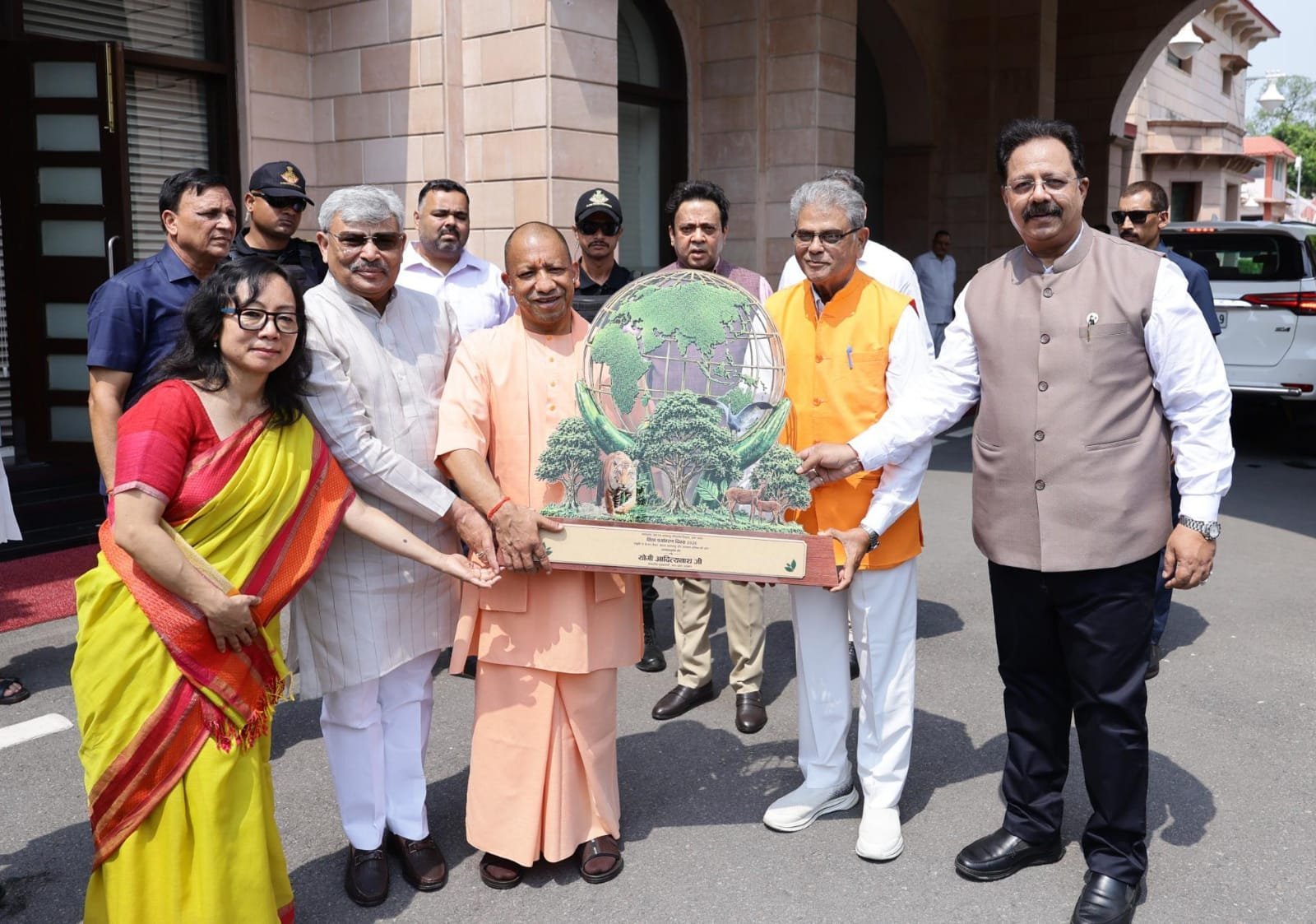 सीएम योगी ने ‘एक पेड़ मां के नाम’ अभियान के तहत लगाया आम का पौधा, पर्यावरण संरक्षण का दिया संदेश