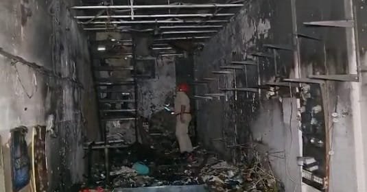 मुजफ्फरनगर में भीषण अग्निकांड: अरोरा इलेक्ट्रॉनिक एंड गिफ्ट शॉप जलकर राख, लाखों का नुकसान