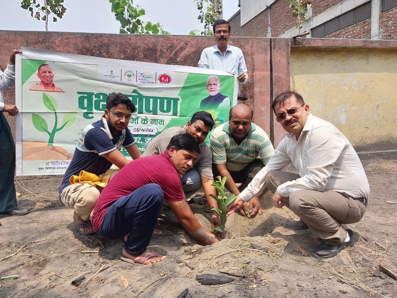 मुजफ्फरनगर: मुख्य चिकित्सा अधिकारी डॉ. सुनील तेवतिया ने किया वृक्षारोपण, विश्व पर्यावरण दिवस पर दिया हरित संदेश