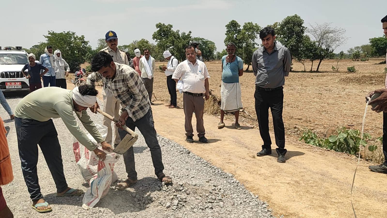छतरपुर: सड़क निर्माण में गुणवत्ता से समझौता नहीं; कलेक्टर पार्थ जैसवाल ने किया औचक निरीक्षण