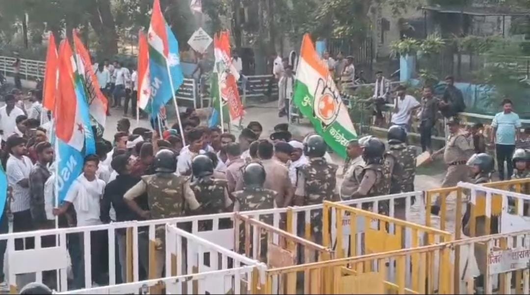 हॉस्टल की बदहाल व्यवस्था के खिलाफ सड़क पर उतरे NSUI छात्र, सांसद को ज्ञापन देने से पहले पुलिस ने रोका