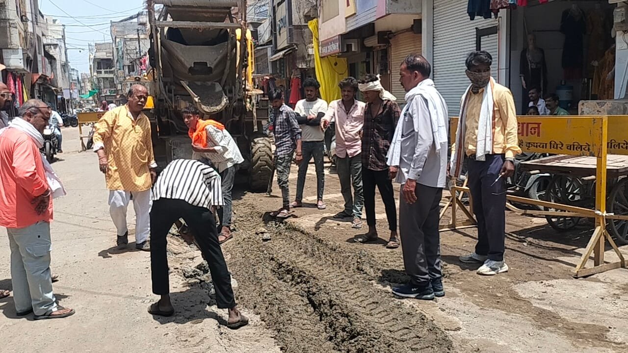 बड़वानी: एमजी रोड पर धंसी सीवरेज मरम्मत सड़क, कंपनी की सीमेंट मिक्सर फंसी; रहवासियों ने जताया आक्रोश