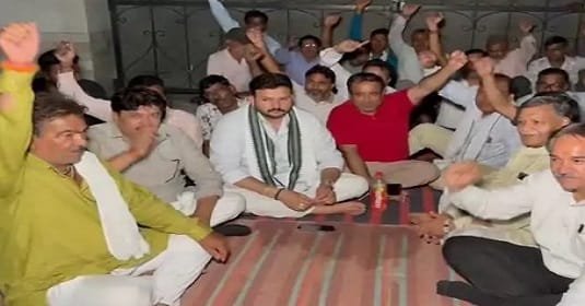 मुजफ्फरनगर: सर शादी लाल डिस्टिलरी के मजदूरों का फूटा गुस्सा, करोड़ों के बकाया भुगतान को लेकर एमडी की कोठी पर प्रदर्शन, 10 जून से अनिश्चितकालीन धरने की चेतावनी