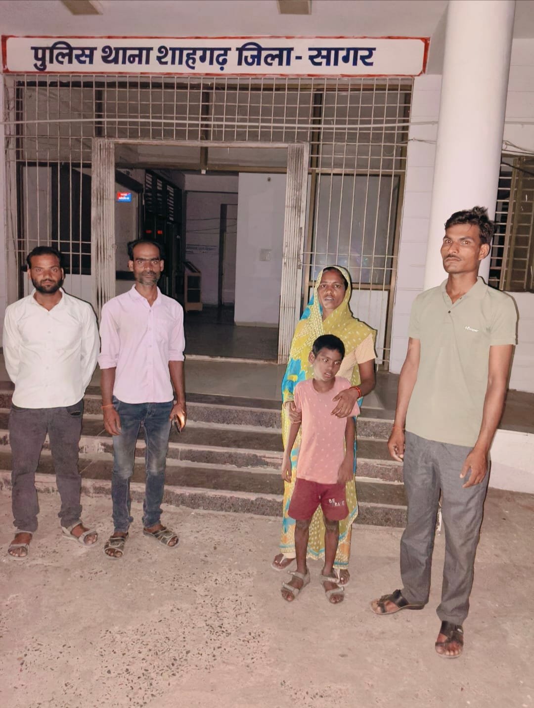 शाहगढ़ पुलिस की तत्परता से परिजनों से मिला बिछड़ा 10 वर्षीय बालक, सोशल मीडिया और कंट्रोल रूम की मदद से हुई पहचान