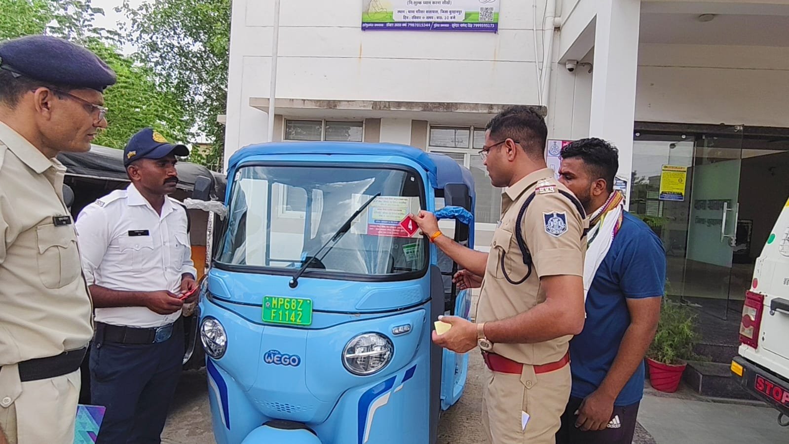 दस्तावेज पूरे करने वाले 12 ऑटो पर लगा ‘ओके पास’ स्टीकर, यातायात पुलिस की पहल