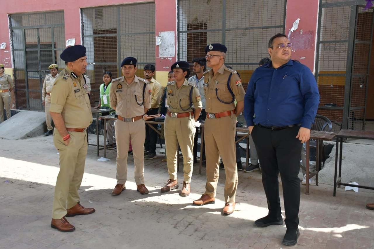 यूपी पुलिस भर्ती परीक्षा को लेकर एडीजी आगरा जोन का कासगंज दौरा, परीक्षा केंद्रों का किया निरीक्षण