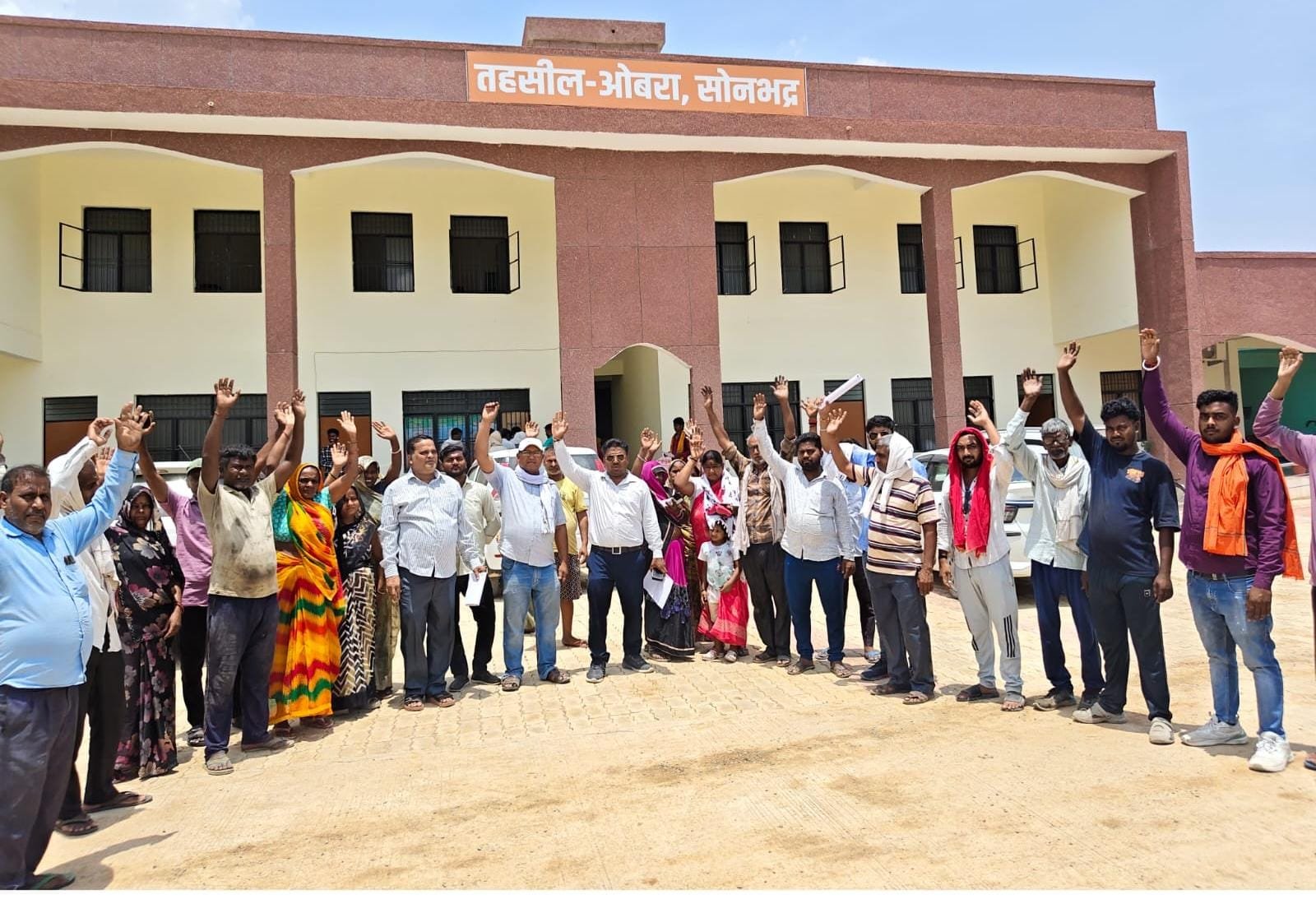 सोनभद्र: रेलवे की खुदाई से प्रीतनगर में पेयजल संकट, सैकड़ों लोगों ने तहसील पहुंचकर किया प्रदर्शन