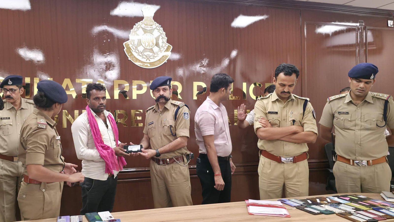 छतरपुर: ‘ऑपरेशन विश्वास’ के तहत 141 गुम मोबाइल मालिकों को लौटाए, 2026 में अब तक 793 फोन बरामद