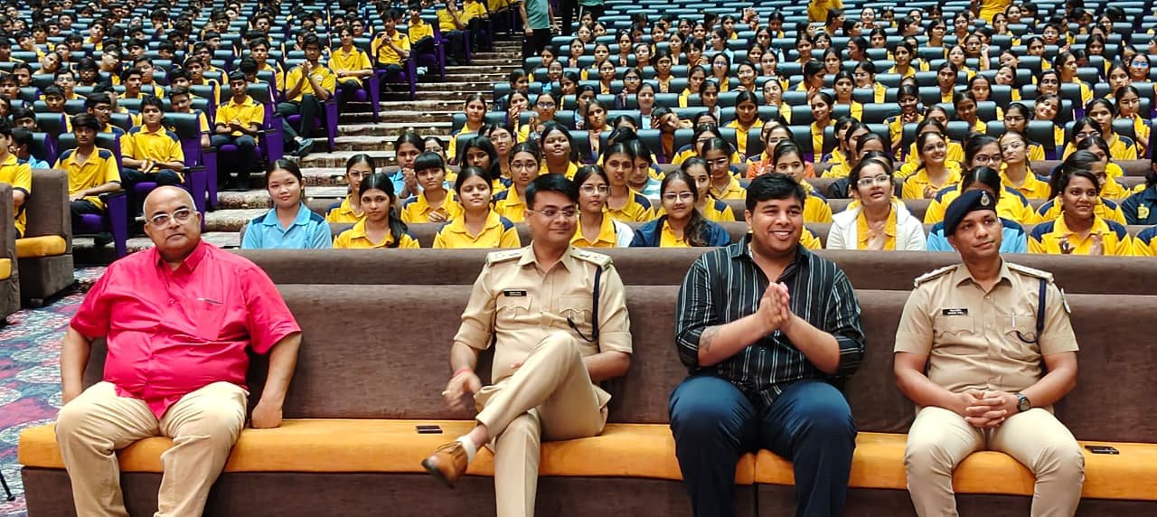 बुरहानपुर में ‘सेफ क्लिक 2.0’ अभियान: स्कूल-कॉलेजों में साइबर सुरक्षा का पाठ, विद्यार्थियों को दिलाई जागरूकता की शपथ