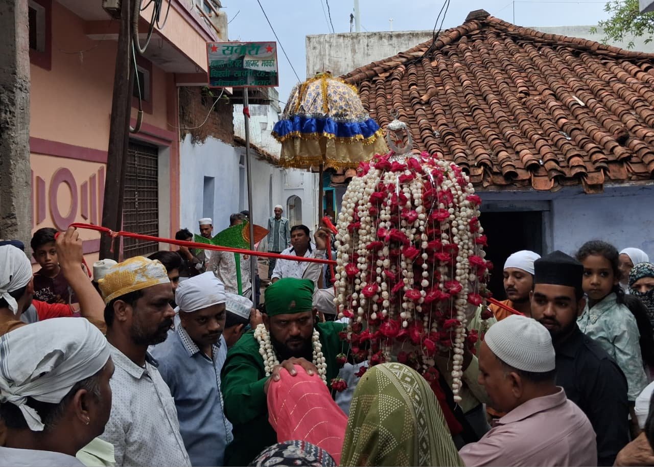 कौमी एकता की मिसाल: सागर में बाबा हजरत सैय्यद अहमद मक्की चिश्ती की सवारी कर्बला पहुंची, अमन-चैन का दिया संदेश