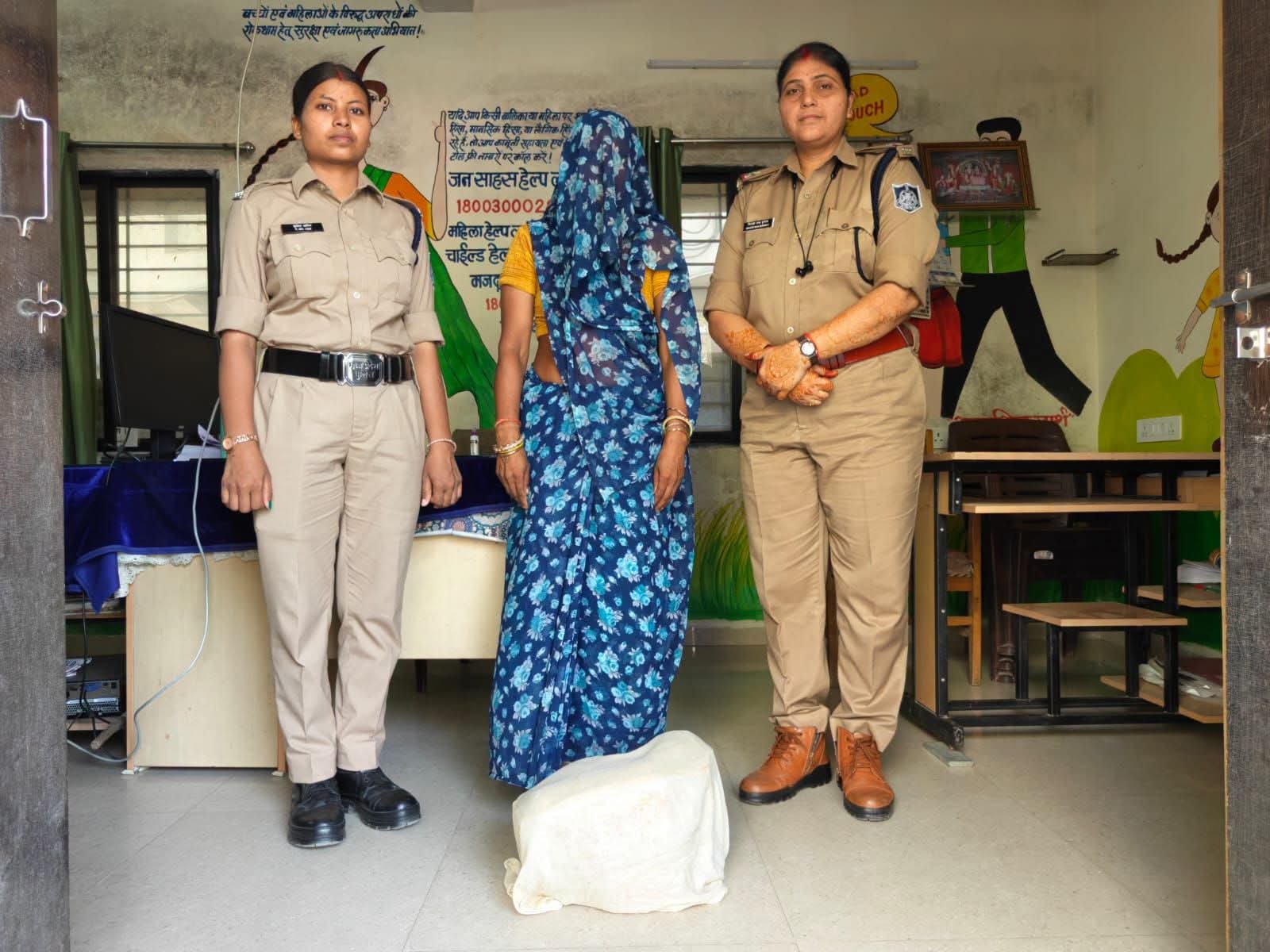 छतरपुर पुलिस की कार्रवाई: 3.52 किलो गांजा के साथ महिला तस्कर गिरफ्तार