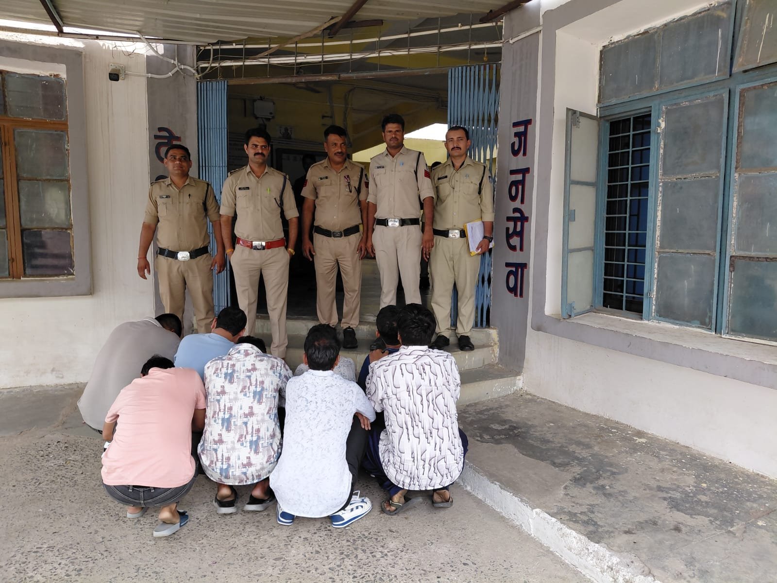 सागर पुलिस का बड़ा एक्शन: सुरखी में हाईप्रोफाइल जुआ फड़ का भंडाफोड़, 9 गिरफ्तार; 21.24 लाख रुपये का माल जब्त