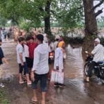 उफनते नाले पर मौत का सफर: घाघरला-डालमहू पुल पर जान जोखिम में डालकर गुजरने को मजबूर ग्रामीण