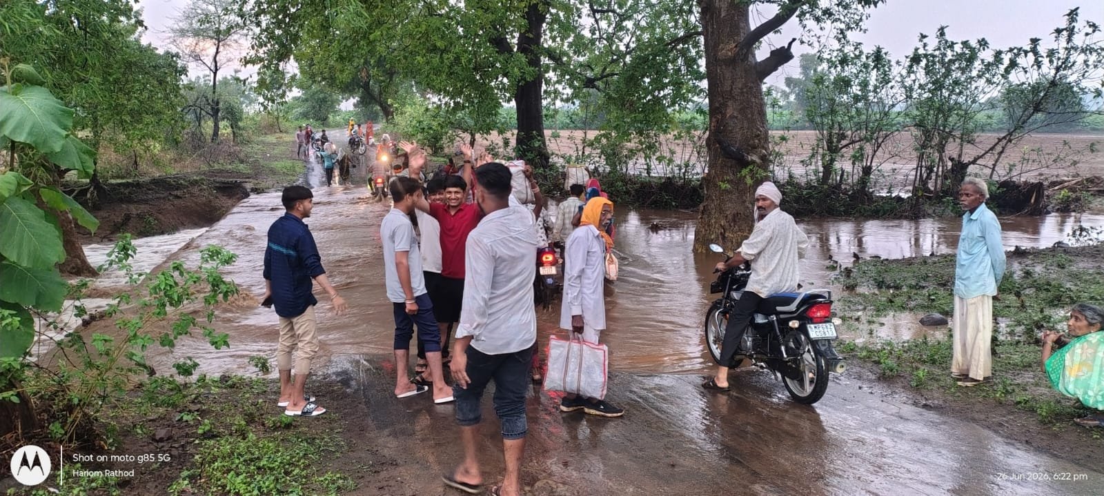 उफनते नाले पर मौत का सफर: घाघरला-डालमहू पुल पर जान जोखिम में डालकर गुजरने को मजबूर ग्रामीण