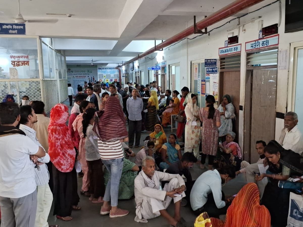 छतरपुर: टोरिया मोहल्ला प्रकरण; मेडिकल परीक्षण के दौरान जिला अस्पताल में बढ़ी हलचल, पुलिस रही मुस्तैद