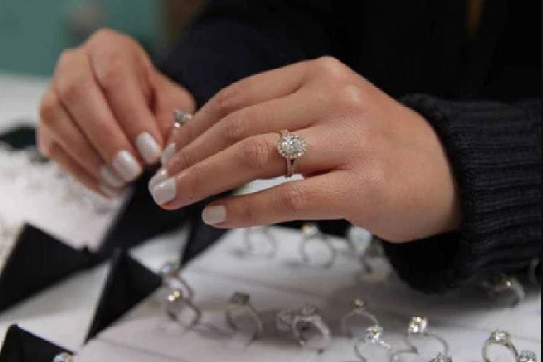 अमेरिकी महिलाओं में बढ़ा नेचुरल डायमंड का क्रेज, स्टडी में सामने आए दिलचस्प आंकड़े