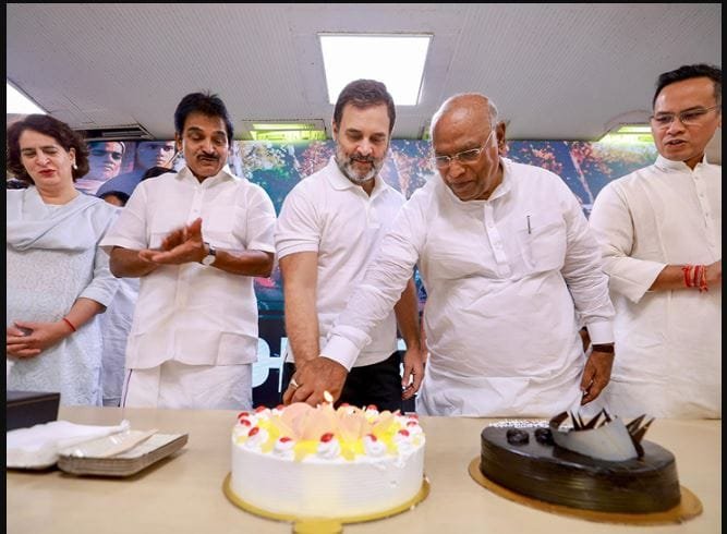 राहुल गांधी 56 साल के हुए, कांग्रेस मुख्यालय में धूमधाम से मनाया गया जन्मदिन