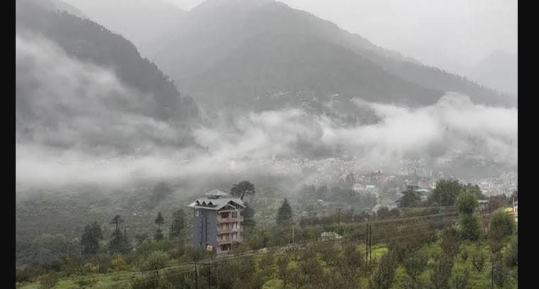 हिमाचल में मॉनसून से पहले मौसम का बदला मिजाज, कई जिलों में भारी बारिश