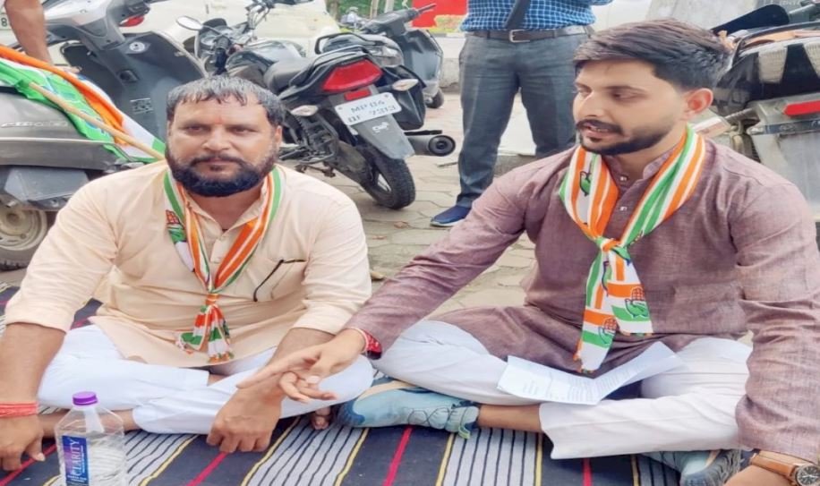 300 किमी पैदल चलकर भोपाल पहुंचे दो कांग्रेसी, PCC के बाहर धरने पर बैठे; बोले- कई पदों का विरोध किया तो निष्कासित कर दिया