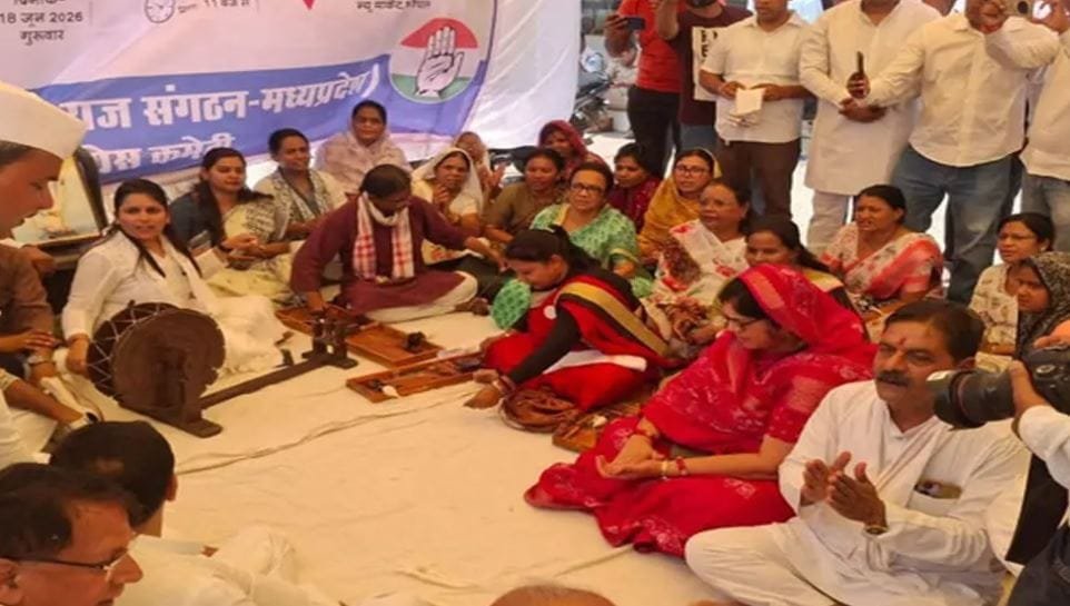 भोपाल में कांग्रेस का चरखा सत्याग्रह, दिग्विजय सिंह ने चुनाव आयोग और राम मंदिर ट्रस्ट पर उठाए सवाल