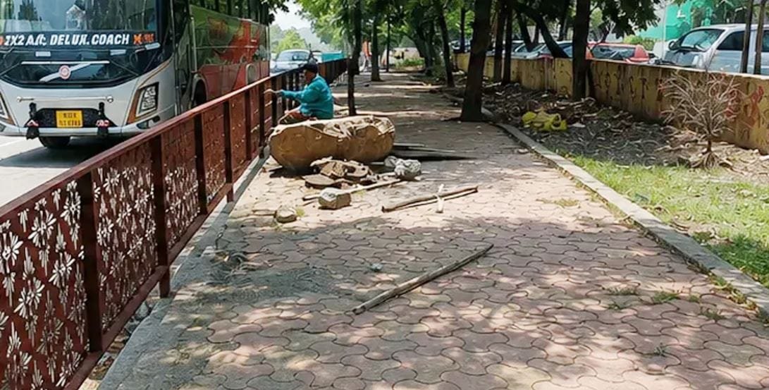 भोपाल में इंजीनियरिंग पर उठे सवाल, फुटपाथ बनाया लेकिन पैदल चलने का रास्ता ही बंद
