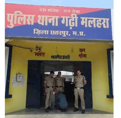 घर में घुसकर मारपीट और तोड़फोड़ करने वाला आरोपी गिरफ्तार, पुलिस ने कुल्हाड़ी की बरामद