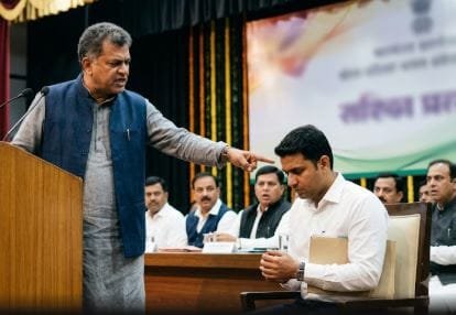 कलेक्टर से नाराज हुए केंद्रीय मंत्री, सार्वजनिक मंच से लगाई फटकार; अफसरों की कार्यशैली पर उठाए सवाल