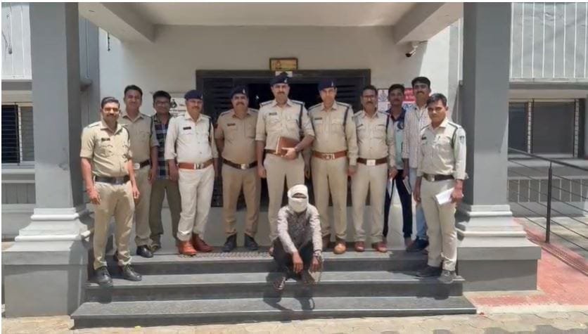 खकनार पुलिस की बड़ी कार्रवाई, गौशाला से गाय-बछड़े चोरी करने वाला ईनामी बदमाश गिरफ्तार