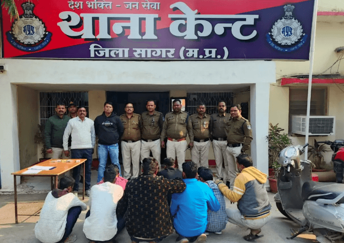 सागर पुलिस की बड़ी कार्रवाई: जुए के फड़ पर छापा, 8 आरोपी गिरफ्तार, ₹56 हजार से अधिक नगदी जब्त