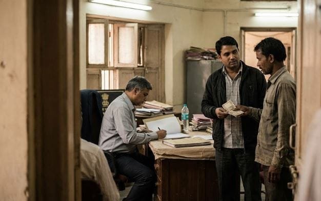 इंजीनियर साहब का रिश्वत लेने का अनोखा तरीका! शिकायतकर्ता से दूरी, बिचौलियों के जरिए चलता है खेल?